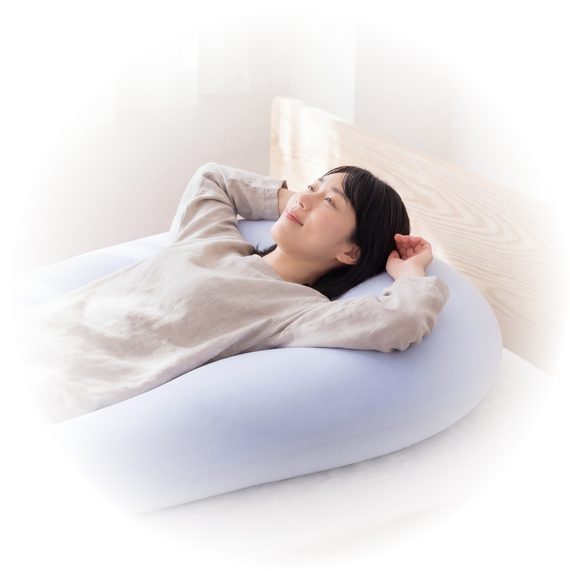 MOGU&reg;のまくらに寝る女性